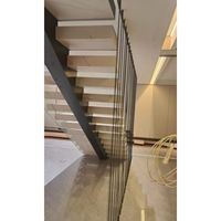 Escalier droit en marbre pour intérieur, durable, design moderne et minimaliste pour projets résidentiels et commerciaux
