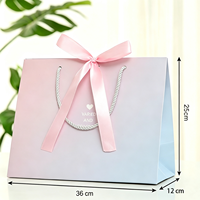 Sacs en papier de luxe imprimés sur mesure dégradé rose-bleu pour robes, emballage de vêtements de boutique, avec poignée élégante en ruban bleu clair et nœud