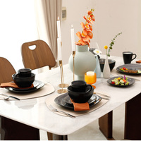 Service de table en grès de 16 pièces, assiettes carrées, bols, tasses, artisanal, glaçure réactive bleue à motif tourbillonnant, extérieur noir mat avec effet rayé