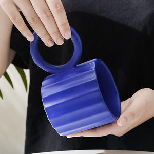 Taza de cerámica minimalista de color sólido con asa de anillo, diseño para regalo de oficina, taza para té, café, agua, fabricada en Chaozhou. - Product Image 5