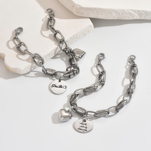 Bracelet à breloque cœur géométrique au design minimaliste pour femme, en acier inoxydable plaqué or 18 carats, chaîne épaisse, cadeau tendance et à la mode - Product Image 5