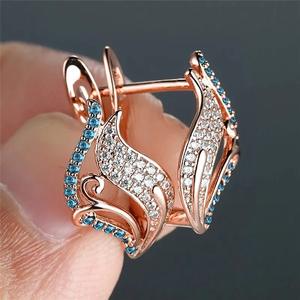 Pendientes E2826 Azul Marino y Oro Rosa, Forma de Alas, Diamantes Redondos de Corte Brillante, Engaste en Canal, para Mujer, Uso Diario Romántico - Product Image 3
