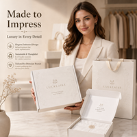 Boîte d'expédition en carton ondulé blanc personnalisée avec logo en relief et impression botanique pour les produits de soin de la peau, les bijoux, les cadeaux et les abonnements de boutiques