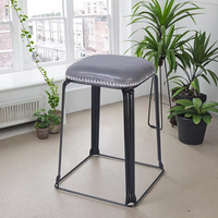 Chaise empilable sans bras peu encombrante facile à ranger pour la maison ou l'appartement