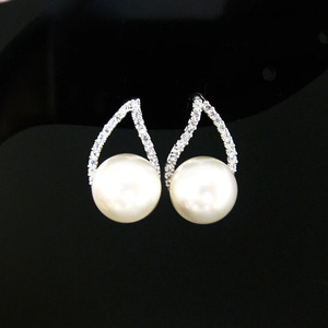 Orecchini a perla a forma di V, eleganti, alla moda, minimalisti, gioielli di tendenza, accessorio regalo per donna - Product Image 6