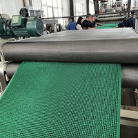 Máquina de extrusión de un solo tornillo para alfombras de PE Gold Rush para exteriores con PLC y caja de engranajes, semiautomática, de alta productividad para uso doméstico y en jardines.