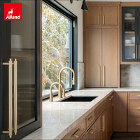 Armoires de cuisine en chêne massif avec verre cannelé, style moderne, chaleureux et rustique, idéales pour les projets résidentiels de villas périurbaines - Alland Group