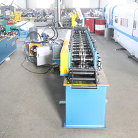Machine à former des angles en V pour profilés en V et profilés en angle