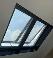 Fenêtre de toit en verre motorisée intégrée tout-en-un moderne, pré-assemblée, alimentée par l'énergie solaire, écologique, télécommandée