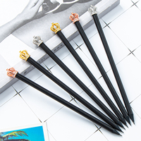 Crayon en bois noir avec couronne multicolore et logo personnalisé – Promotion spéciale