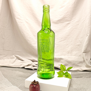 Bouteille de vin en verre vert personnalisée de 730 ml avec bouchon à vis en aluminium, estampage doré gravé, prise en charge OEM/ODM pour Gin, Whisky, Rhum, <span class=keywords><strong>Vodka</strong></span> - Product Image 3