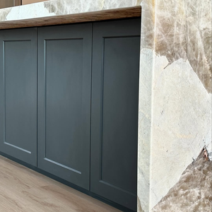 خزائن مطبخ حديثة بتصميم شيكر من خشب البلوط الصلب بلون أسود بلمعة الساتان مع سطح رخامي متباين للاستخدام في الشقق مع مفصلات حوض - Product Image 5