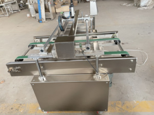Machine automatique de glaçage pour pains Chelsea et de brossage de surface liquide pour tresses basques, pour la production en usine alimentaire et en cuisine centralisée - Product Image 5