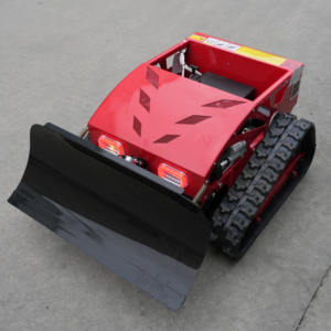 От снега к грязи: Гусеничный плуг с дистанционным управлением для круглогодичного использования - Product Image 1