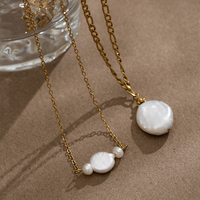 Collier en acier doré avec fermoir anneau, perle baroque surdimensionnée centrale, petites perles latérales décoratives, fermoir à bascule, bijou cadeau pour femme