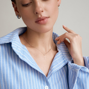 Collar con Colgante de Cruz Religiosa Minimalista de Acero Inoxidable Chapado en Oro de 18K Clean Fit para Mujer - Product Image 5