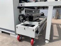 Machine à coller des films protecteurs double face pour le laminage de panneaux décoratifs avec rouleau en caoutchouc et découpe automatique