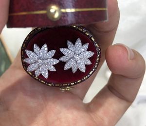 ต่างหูเพชรแท้ 0.68 กะรัต รูปดาวและกลีบดอกไม้ ทองคำแท้ 18k ยี่ห้อซินฟลาย - Product Image 2