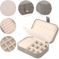 Boîte de rangement portable pour bijoux en gros avec crochets pour colliers, rouleaux à bagues et compartiments de rangement pour bijoux, idéale pour les cadeaux de voyage