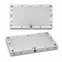 Plaque de fixation en aluminium usinée CNC avec réseau de petits trous pour le maintien et la mise en place de fixations personnalisées par aspiration