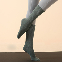 Chaussettes de yoga mi-longueur personnalisées longues tout compris dames éponge épaisse décalage paillettes Pilates chaussettes pour femmes