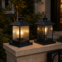 Lampe de poteau extérieure moderne avec verre trempé cannelé et toit pyramidal texturé
