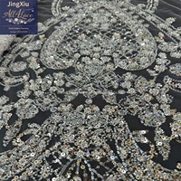 Tissu de dentelle brodé de perles et de sequins lourds bordeaux sur maille nude avec bord festonné pour robe de mariée indienne Lehenga