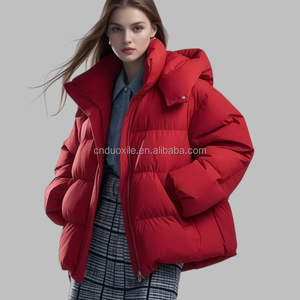 Veste d'hiver matelassée de luxe personnalisée OEM pour <span class=keywords><strong>femme</strong></span>, coupe oversize courte, à <span class=keywords><strong>capuche</strong></span> zippée, bicolore, tendance, pour l'extérieur - Product Image 3