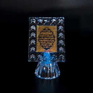 Décoration de livre de <span class=keywords><strong>Coran</strong></span> en cristal musulman de vente directe d'usine logo personnalisé cadeaux islamiques livre de <span class=keywords><strong>Coran</strong></span> en cristal avec base de lumière LED - Product Image 1