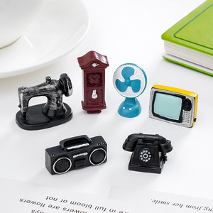 Série d'accessoires vintage pour maison de poupée : téléphone, radio, machine à coudre, électroménager, décorations DIY, petits ornements de bureau - Product Image 1