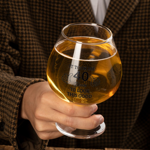 แก้วเบียร์ขนาด 17 ออนซ์ สำหรับวันเกิดครบรอบ 40 ปี พร้อมชุดจานรองแก้วไม้ไผ่ แก้วน้ำสลักลายตลกแบบกำหนดเองสำหรับอายุ 40 ปี ของขวัญสำหรับผู้ชายและผู้หญิง - Product Image 2
