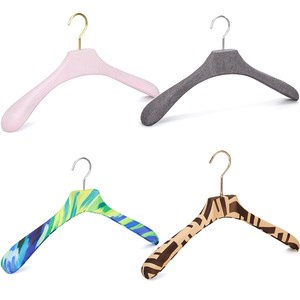 Lindon Tùy chỉnh màu sắc tương phản gỗ vải áo móc áo với móc vàng - Product Image 6