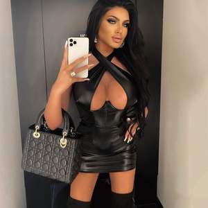 女性用ホルターネックボディコンイブニングドレスセクシーなPUレザーノースリーブプロム服中空装飾日の機会にしっかり - Product Image 3