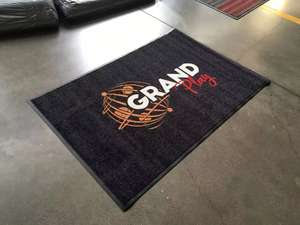 Tapis d'entrée de luxe de marque avec logo personnalisé, en fibre de nylon 6.6, imprimé par pulvérisation, avec envers antidérapant en caoutchouc, lavable, tapis commercial - Product Image 3