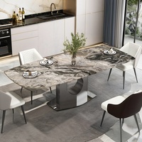 Ensemble de salle à manger de luxe italien, table à manger en marbre avec lumière vive et 6 chaises pour l'utilisation dans une cuisine d'appartement