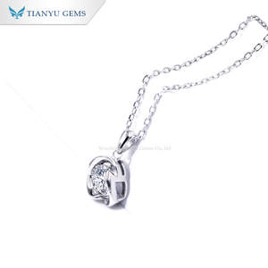 Collier pendentif Tianyu en argent sterling 925 plaqué or avec moissanite ronde et pierre centrale florale pour femmes - Product Image 3