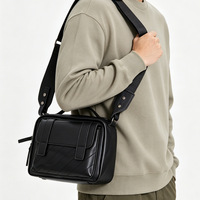 Sac bandoulière de luxe en cuir PU à logo personnalisé en relief, style streetwear, avec surpiqûres diagonales, pour homme, double usage, sac messager et sac à main