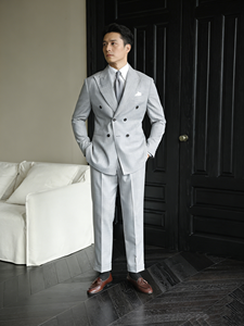 Abito Slim Business Grigio Chiaro a Righe con Drappeggio, Doppiopetto con Doppia Apertura, Risvolto a Punta per Uomo, Personalizzazione OEM - Product Image 1