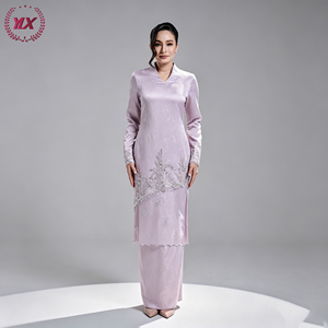 Ensemble deux pièces <span class=keywords><strong>Baju</strong></span> <span class=keywords><strong>Kurung</strong></span> violet lilas en jacquard texturé, tunique longue à col en V, manches à dentelle florale ornée de strass, ourlet diagonal, style musulman - Product Image 1
