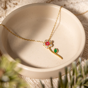 Collier pendentif fleur plaqué or 18 carats avec strass, centre rouge, feuille verte, bijou de tous les jours, cadeau pour femme - Product Image 4