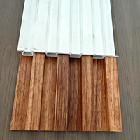 Panneau mural décoratif en PVC à rainures pour intérieur, panneau mural 3D à lattes de bois, panneau mural WPC à grain de bois revêtu de PVC