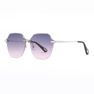 แว่นกันแดดผู้หญิงแบบไร้กรอบไล่เฉดสี UV400 โลหะสีดำ เลนส์ PC แบบที่ 3 รุ่น 901 ผลิตที่ไถโจว - Product Image 1