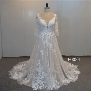 Свадебное платье цвета шампанского с глубоким V-образным вырезом и длинными рукавами