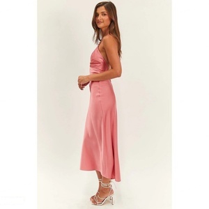 Robe midi rose promotionnelle sans bretelles en dentelle avec dos découpé et bretelles croisées - Product Image 5