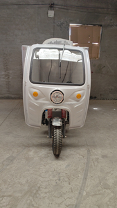 Tricycle motorisé à essence de haute qualité et durable avec caisse fermée et <span class=keywords><strong>chambre</strong></span> froide pour une livraison de marchandises efficace - Product Image 3
