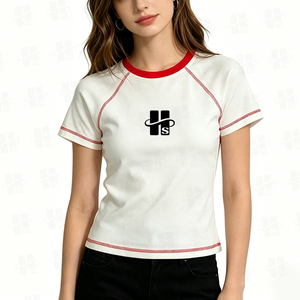 เสื้อยืดครอปแขนแร็กแลนทรงเข้ารูปผ้าคอตตอนผสมสแปนเด็กซ์สำหรับผู้หญิง พิมพ์ลายสกรีนตามสั่ง ขายส่ง พร้อมตะเข็บตัดกันแฟชั่น - Product Image 2