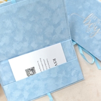 Luxuriöser Babyblauer Samt-Umschlagbeutel für Babyparty und Geburtstagsfeier mit Silberfolie-Schriftzug und Satinband, Individueller Druck