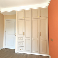 Porte coulissante de placard à charnières, minimaliste, en MDF beige, pour chambre d'hôtel, en bois massif noir anthracite
