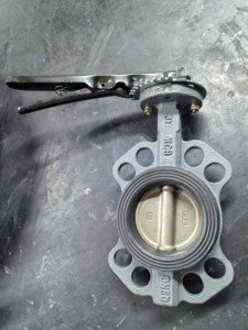 วาล์วผีเสื้ออเนกประสงค์มาตรฐานหลายระดับ วัสดุเหล็กกล้าคาร์บอน WCB สำหรับงานอนุรักษ์น้ำ แบบมือหมุน ขายตรงจากโรงงาน - Product Image 3