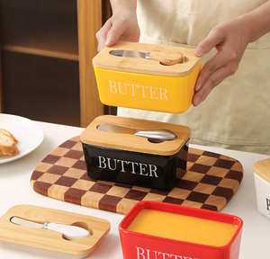 Plato para Mantequilla de Cerámica Colorido con Tapa de Bambú y Cuchillo |   Logotipo Personalizado Disponible |   Recipiente Hermético para Mantequilla para Compras al por Mayor en la Cocina - Product Image 1